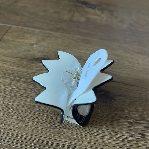 Only 1 Left! BADTZ-MARU (Sanrio)-NWT Medium Sized Hair Claw - Picture 8 of 11